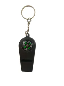 Nahaufnahme einer multifunktionalen 2-in-1 Survival-Pfeife mit integriertem Kompass.