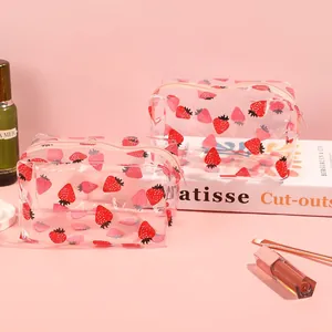 Vista detallada de neceseres transparentes con estampado de fresas en PVC impermeable