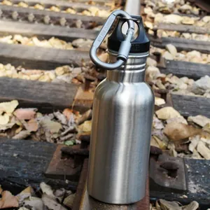 Detailaufnahme eines grauen D-Ring Karabiners mit Schraubverschluss an Flasche