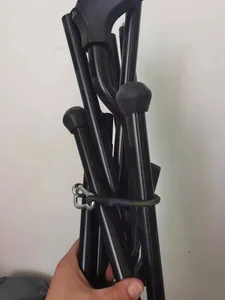 Detail des 8 mm dicken schwarzen Gummiseils mit Metallhaken zum Bündeln von Zeltstangen.
