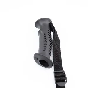 Vista detallada del mango ergonómico negro para bastón de senderismo con correa ajustable