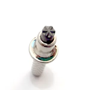 Dettaglio macro della punta in acciaio al tungsteno a stella per bastoncini.
