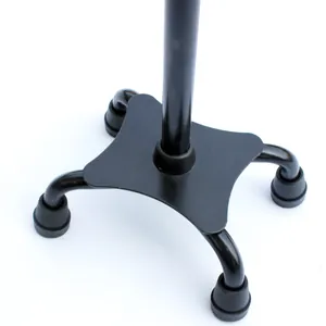 Dettaglio della base stabile a quattro piedi nera con gommini antiscivolo per bastone