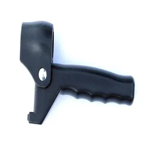 Detailaufnahme eines schwarzen ergonomischen Gehstockgriffs für 22-mm-Rohrstöcke
