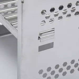 Primo piano della stufa a legna in acciaio inox con fori di ventilazione esagonali.