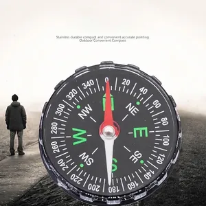Nahaufnahme eines 45-mm-Outdoor-Kompasses mit schwarzem Zifferblatt und Markierung