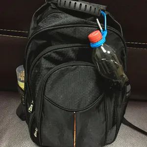 Detailansicht eines blauen Flaschenhalters aus Silikon an einem schwarzen Rucksack