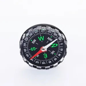 Nahaufnahme eines 45-mm-Outdoor-Kompasses mit kontrastreichem schwarzem Zifferblatt.