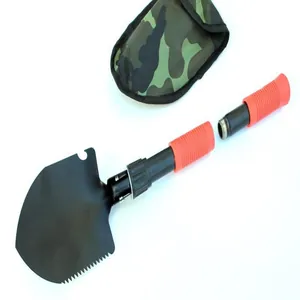 Detailansicht einer multifunktionalen Klappschaufel mit Camouflage-Aufbewahrungstasche