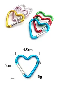 Detailed view of heart-shaped carabiner with 4.5x4cm dimensions and 5g weight.