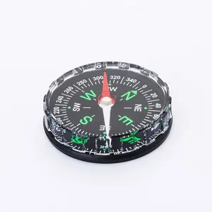 Makro-Detail eines tragbaren 45-mm-Kunststoffkompasses für die Outdoor-Navigation