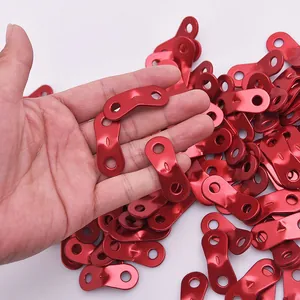 Vista detallada de hebillas de cuerda de viento para tienda en aleación de aluminio roja