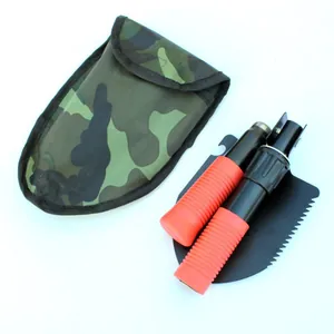 Nahaufnahme einer tragbaren multifunktionalen Klappschaufel mit Camouflage-Tragetasche