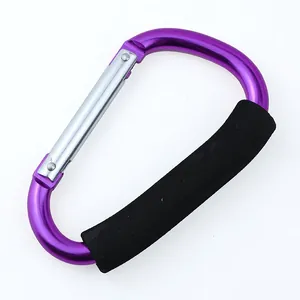 Detailansicht des lila D-Karabiners aus Aluminium mit weichem schwarzen Schaumstoffgriff