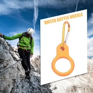 Nahaufnahme der orangefarbenen Silikon-Wasserflaschenhalterung mit Karabinerhaken