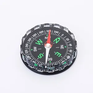 Detailansicht eines tragbaren 45-mm-Kunststoffkompasses für Outdoor-Wandern und Navigation
