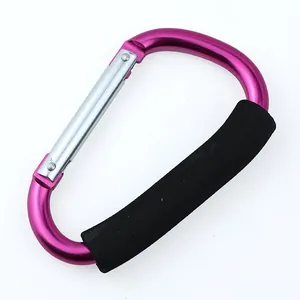 Detailansicht eines lila Aluminium-D-Karabiners mit weichem schwarzem Schaumstoffgriff