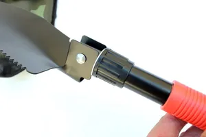 Detail des Klappmechanismus und des roten rutschfesten Griffs einer Schaufel.