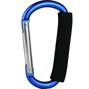 Detailansicht eines blauen D-förmigen Aluminium-Karabiners mit schwarzem Schaumstoffgriff.