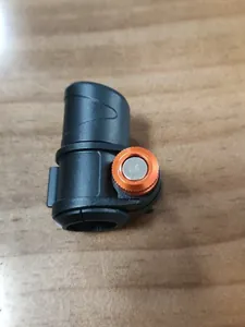 Nahaufnahme eines Trekkingstock-Außenverschlusses mit orangefarbener Aluminiummutter.