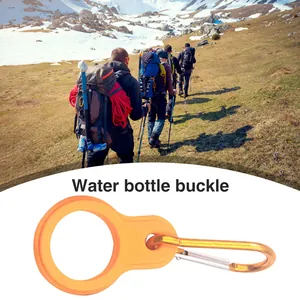 Orangefarbene Silikon-Wasserflaschen-Schnalle mit goldenem Metallkarabiner für Wanderer.