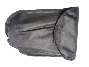 Primer plano de la funda de nailon negro resistente para pala de camping.