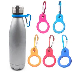 Detailansicht verschiedener bunter Silikon-Wasserflaschenclips mit Metallkarabinerhaken.