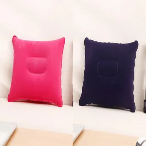 Detalle de almohadas de viaje inflables flocadas en colores rosa y azul marino