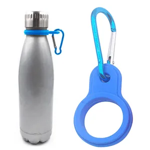 Detailansicht der blauen Silikon-Wasserflaschenhalterung mit Karabiner für Outdoor-Sport