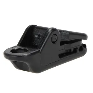 Detailoverzicht van de nylon structuur en het mechanisme van een tentkrokodillenklem