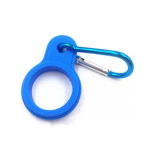 Detailansicht eines blauen Silikon-Flaschenhalters mit Karabinerhaken für Outdoor-Aktivitäten