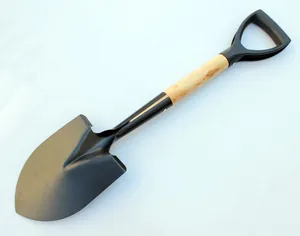 Vanga da giardino con robusto manico in legno e testa in acciaio nero