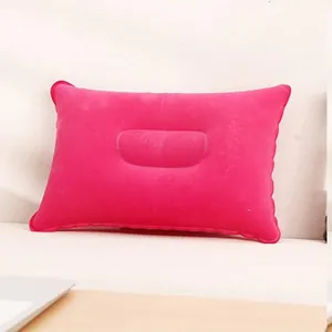Almohada inflable portátil para camping en fucsia para viajes y exteriores.