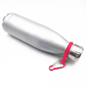 Detail des roten Silikon-Wasserflaschenhalters mit Karabiner für Outdoor-Sport
