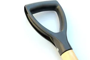 Dettaglio dell'impugnatura ergonomica in plastica nera a forma di D su una pala in legno