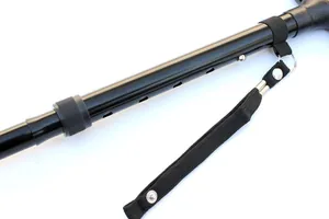 Dettaglio di un bastone da passeggio pieghevole nero con fori regolabili e cinturino