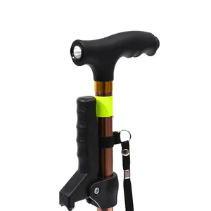 Nahaufnahme eines Gehstocks mit LED-Leuchtgriff und ergonomischem Zusatzhandgriff