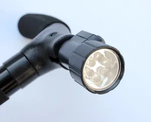 Dettaglio della testa di un bastone per anziani con torcia a 6 LED integrata e potente