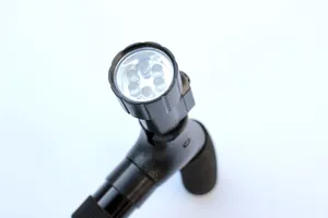 Primo piano dettagliato di 6 luci LED sulla testa di un bastone da passeggio pieghevole