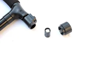 Dettaglio del vano batteria della luce LED per un bastone da passeggio per anziani