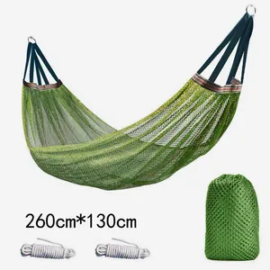 Tragbare grüne Netzhängematte für Camping mit Packsack und weißen Seilen 260x130cm.
