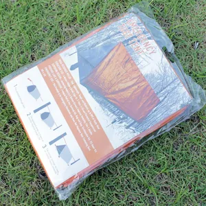 Détail de l'emballage de la tente de secours orange avec étapes d'installation simples