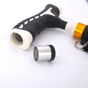 Dettaglio impugnatura ergonomica di bastone da passeggio con vano batteria LED