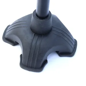 Primer plano de la base de goma estable de cuatro patas para bastones de ancianos