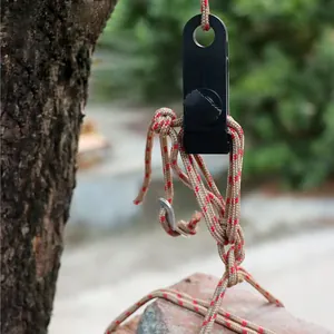 Dettaglio della clip in plastica per tende da esterno per fissare le corde contro il vento