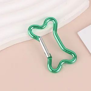 Botvormige metallic groene aluminium karabijnhaak voor sleutelhangers en rugzakken.