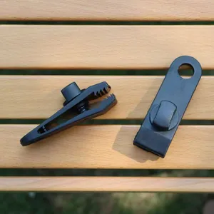 Coppia di robuste clip antivento in plastica nera per il fissaggio di tende e verande esterne.
