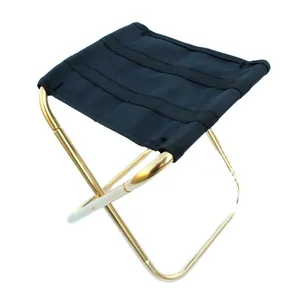 Sgabello da campeggio pieghevole portatile con telaio in alluminio dorato e seduta nera.