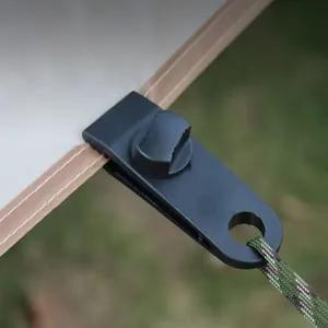 Vista dettagliata della clip per tenda in plastica nera sul tessuto