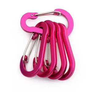 Set aus fünf magentafarbenen Aluminium-Karabinern in Birnenform für Outdoor-Aktivitäten.